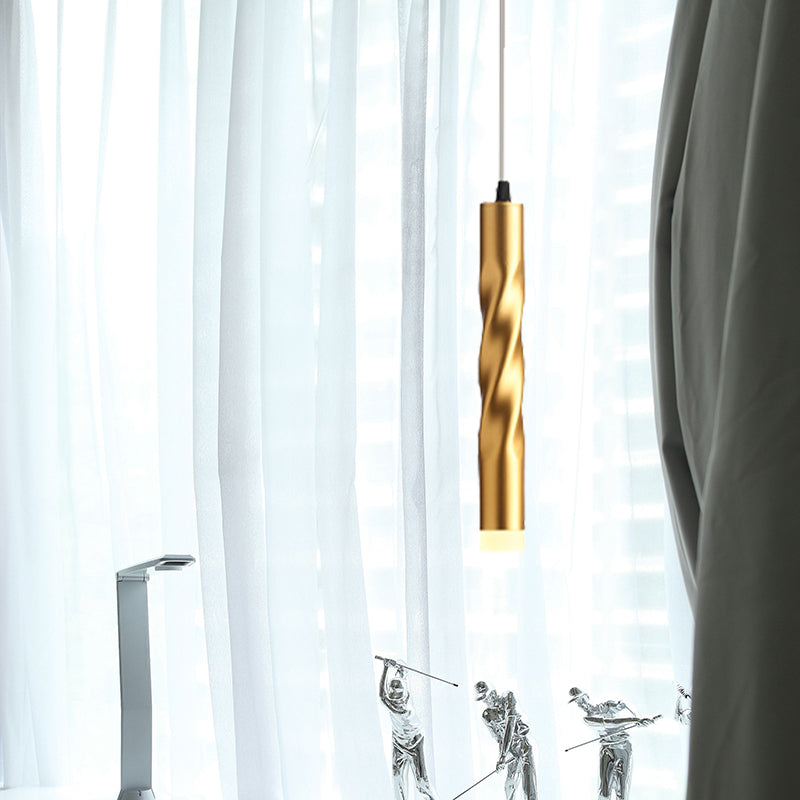 Eliana Captivating Rope Pendant: Modern Elegance in Gold