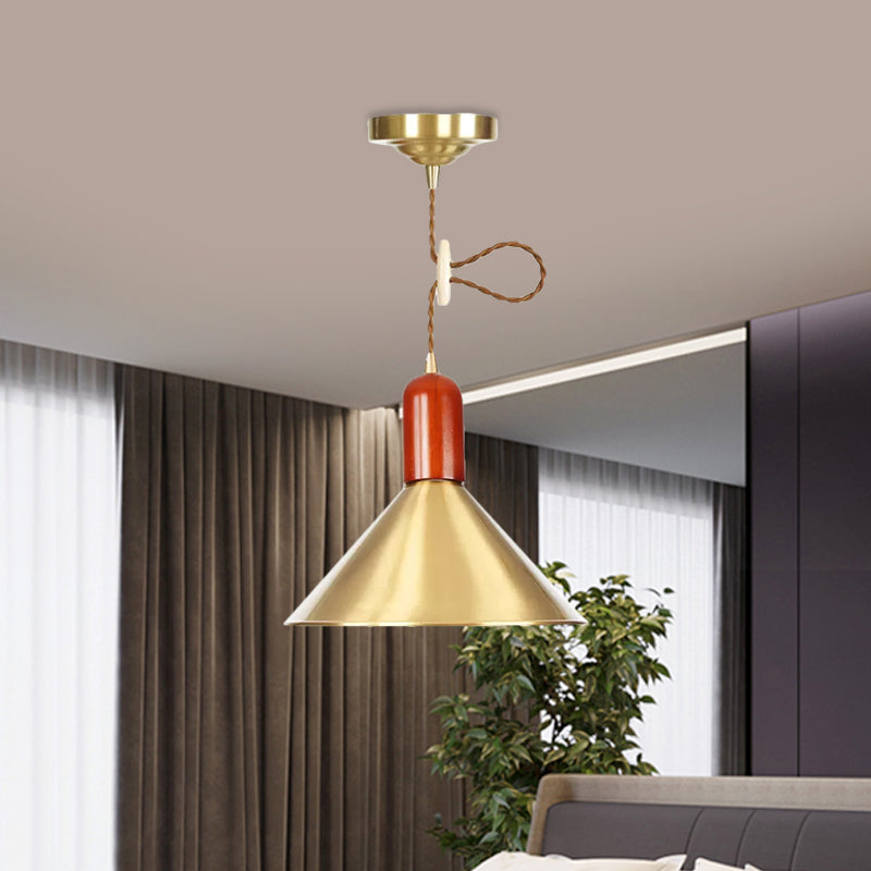 Eleanor's Golden Glow: Expandable Pendant for Vintage Elegance (Gold, 1-Light)