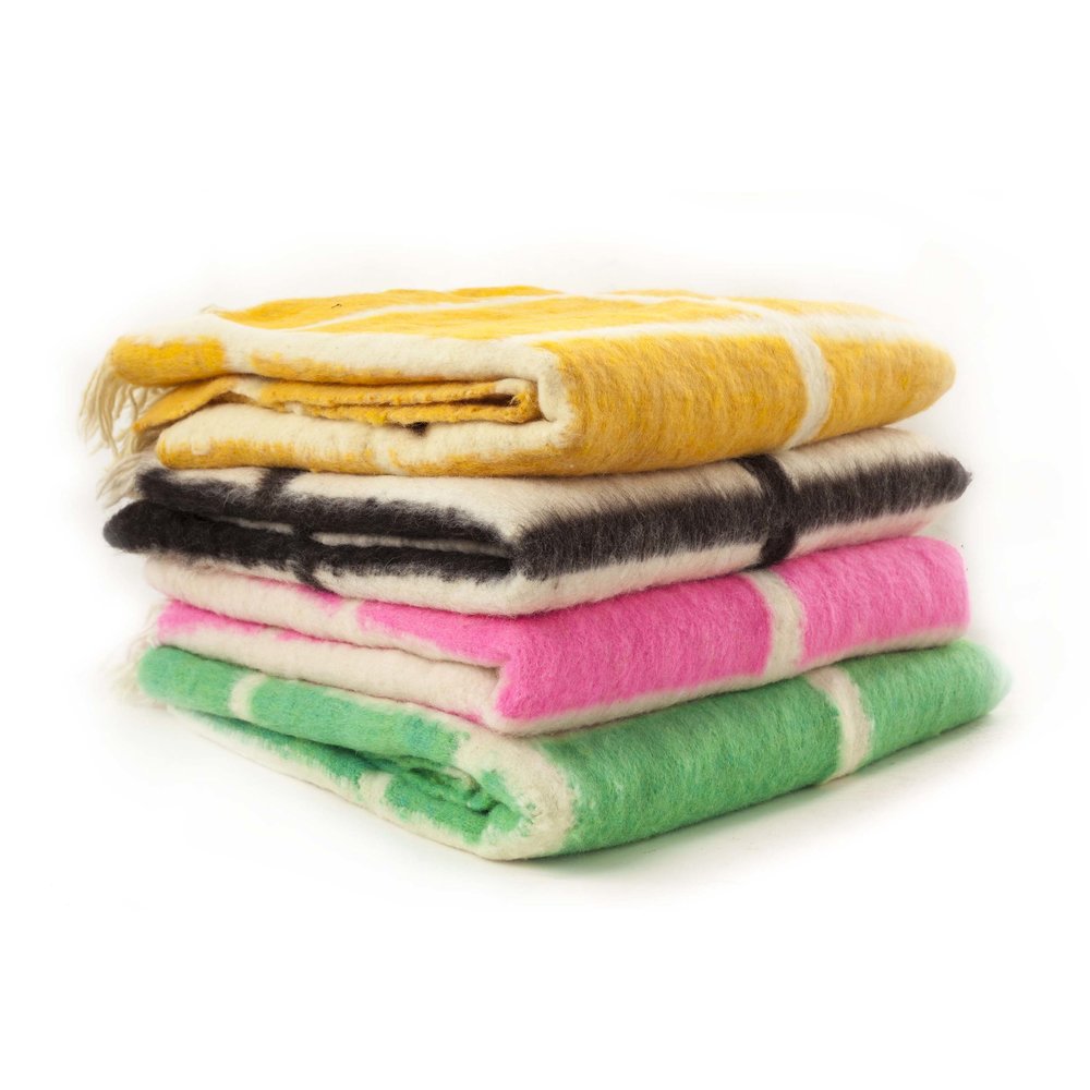 Momos Grid Blanket- Natural White &amp; Neon Pink