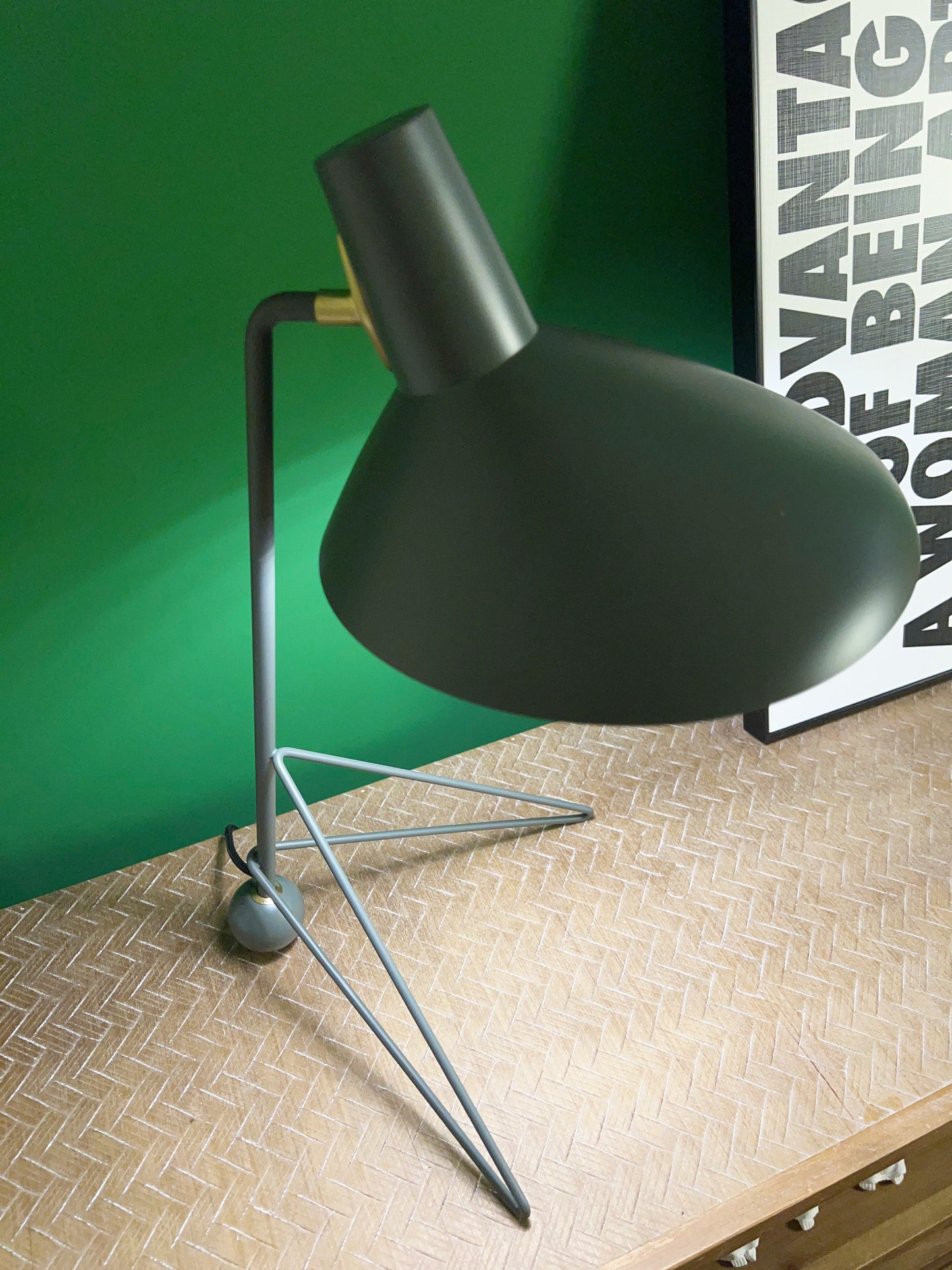 Tripod HM9 Simple Table Lamp