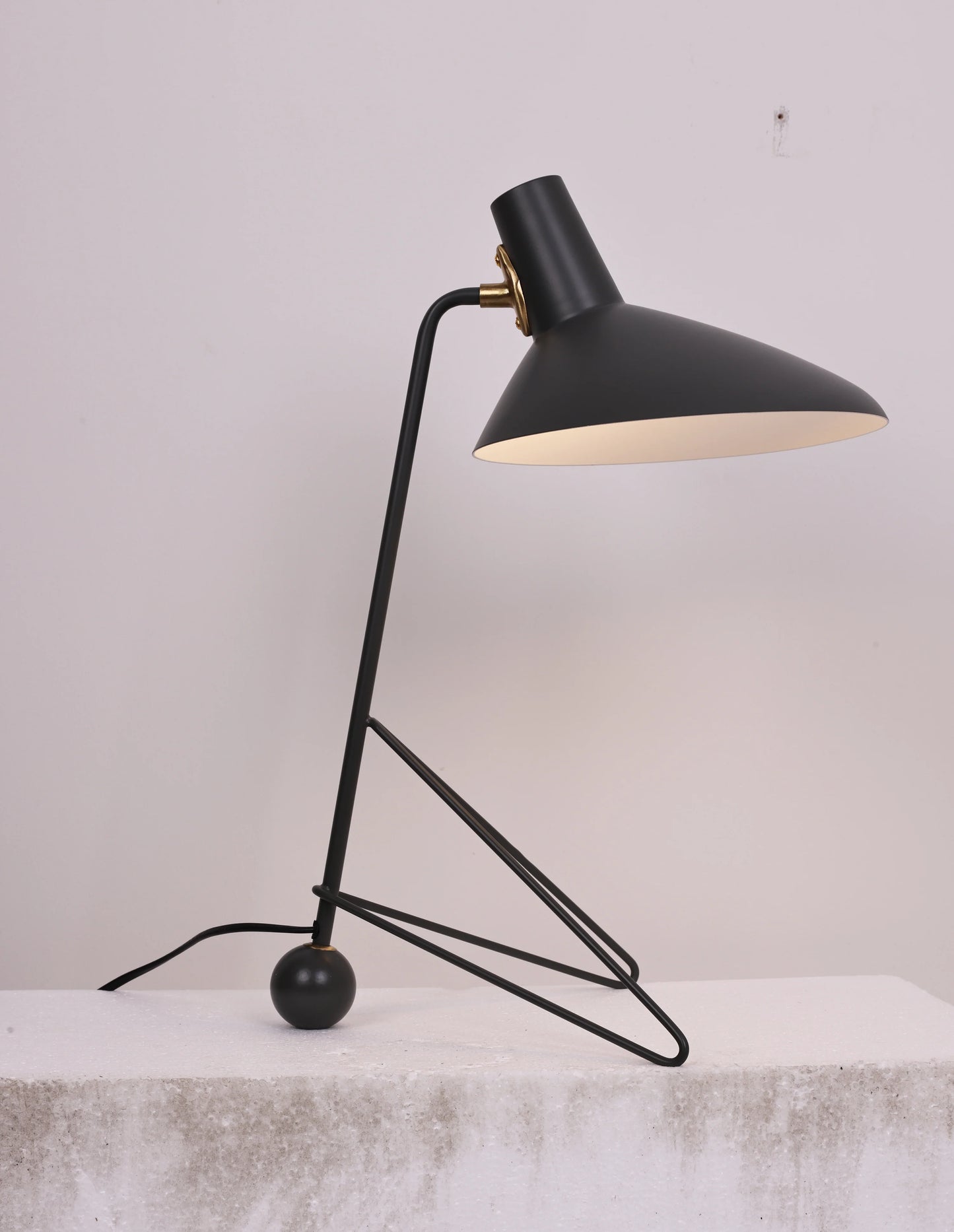 Tripod HM9 Simple Table Lamp
