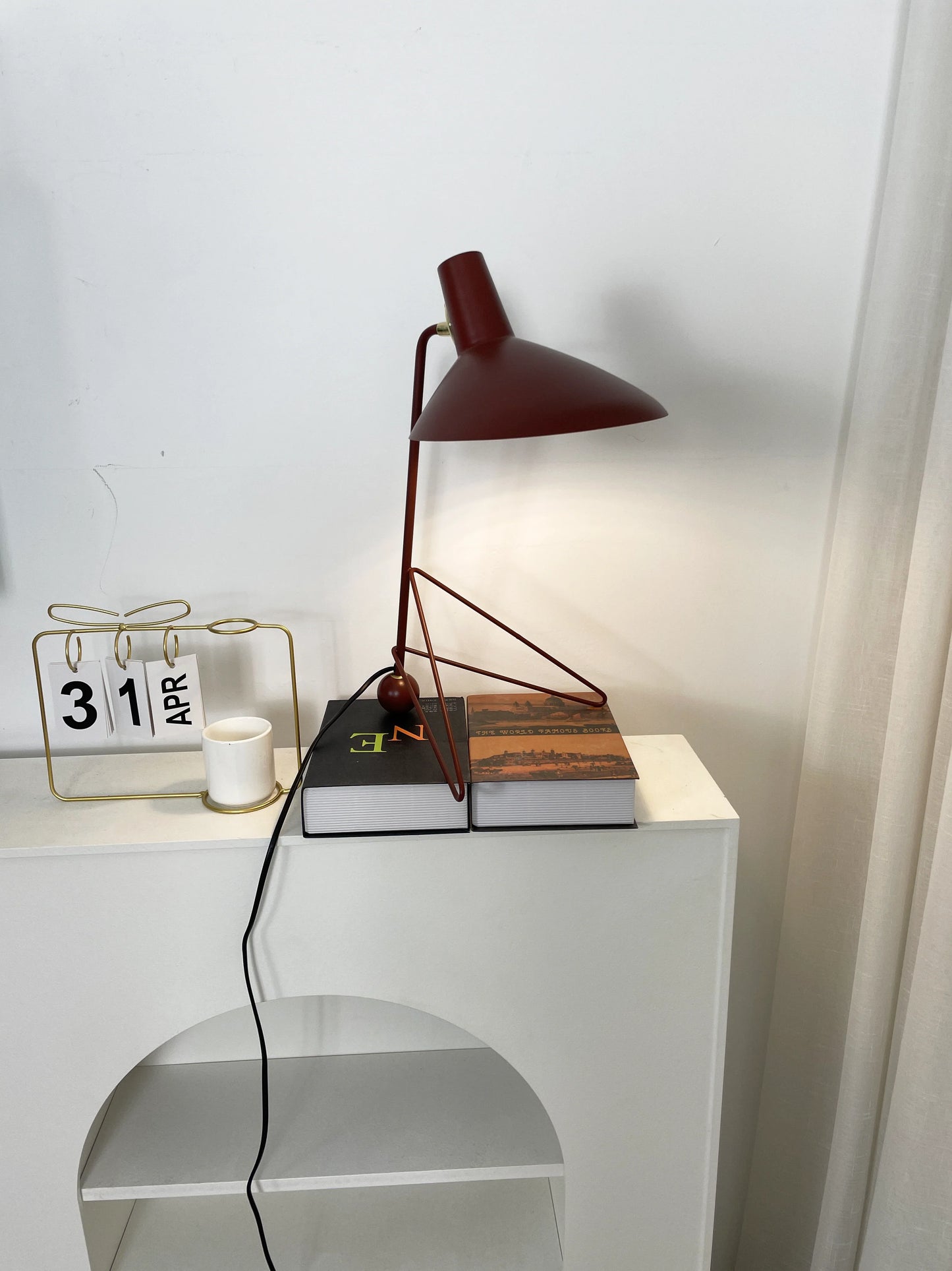 Tripod HM9 Simple Table Lamp